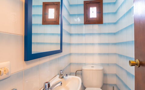 Can Fulgencio Ii: Spiegel, Sinken, Eigentum, Zapfhahn, Bad Sink, Armatur, Azurblau, Lila, Badezimmer, Interior Design