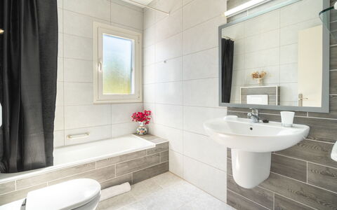 Anromi: Badezimmer, Flooring, Interior Design, Fussboden, Armatur, Toilette, Sinken, Bad Sink, Installation, Zapfhahn