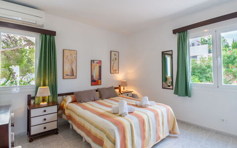Anromi: Schlafzimmer, Möbel, Zimmer, Eigentum, Bett, Bettdecke, Interior Design, Decke, Bettrahmen, Bedding