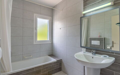 Anromi: Badezimmer, Eigentum, Zimmer, Fliese, Interior Design, Die Architektur, Wand, Fussboden, Grundeigentum, Armatur