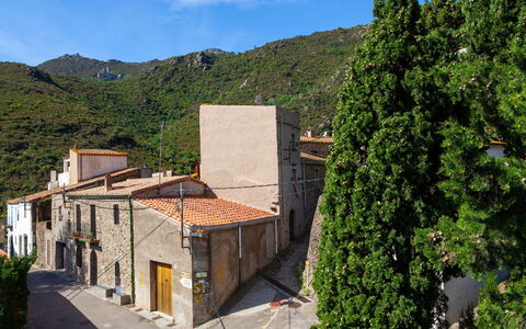La Rectoria: Himmel, Gebäude, Pflanze, Wolke, Fenster, Grundstueck, Baum, Haus, Berg, Holz