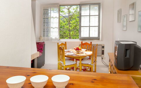 La Rectoria: Möbel, Tabelle, Eigentum, Fenster, Stuhl, Holz, Interior Design, Dishware, Gebäude, Bilderrahmen
