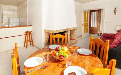 La Rectoria: Tabelle, Geschirr, Möbel, Eigentum, Stuhl, Holz, Orange, Interior Design, Küche & Esszimmer Tisch, Fussboden
