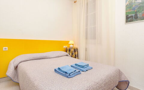 La Rectoria: Eigentum, Möbel, Komfort, Azurblau, Textil, Interior Design, Holz, Bett, Bettrahmen, Gebäude