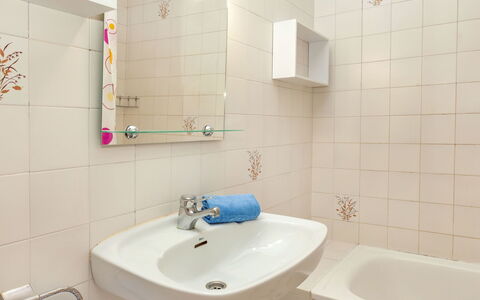 La Rectoria: Zapfhahn, Armatur, Spiegel, Bad Sink, Sinken, Eigentum, Fotografieren, Badezimmer, Licht, Lila