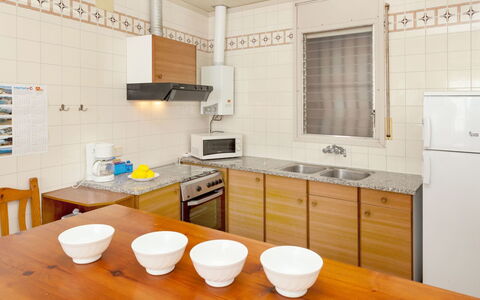 La Rectoria: Spüle, Cabinetry, Countertop, Zapfhahn, Möbel, Sinken, Eigentum, Armatur, Holz, Küche