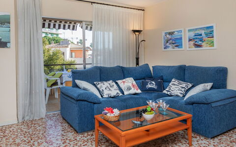 Venecia: Couch, Möbel, Eigentum, Azurblau, Interior Design, Wohnzimmer, Komfort, Tabelle, Studio Couch, Fussboden