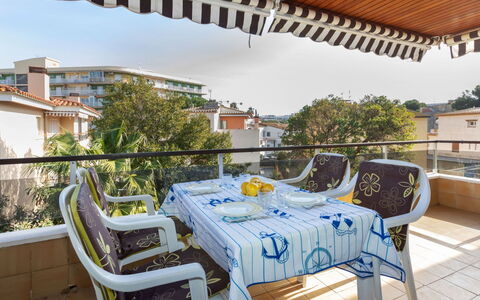 Venecia: Pflanze, Möbel, Gebäude, Eigentum, Himmel, Tabelle, Stuhl, Gartenmöbel, Baum, Fenster