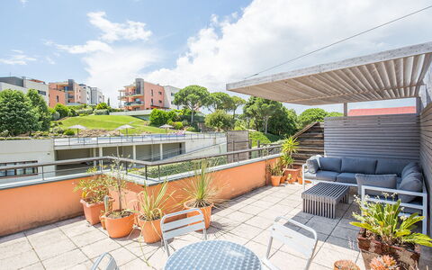 Jardins Sa Boadella: Wolke, Himmel, Pflanze, Eigentum, Gebäude, Blumentopf, Gartenmöbel, Interior Design, Stuhl, Urban Design