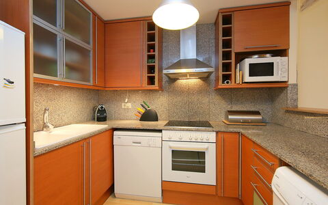 Jardins Sa Boadella: Countertop, Cabinetry, Zimmer, Küche, Eigentum, Möbel, Fussboden, Interior Design, Gebäude, Haus