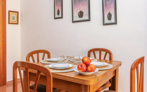 Edificio Garcomar i: Möbel, Interior Design, Holz, Flooring, Tabelle, Zimmer, Beleuchtung, Esszimmer, Fussboden, Zuhause