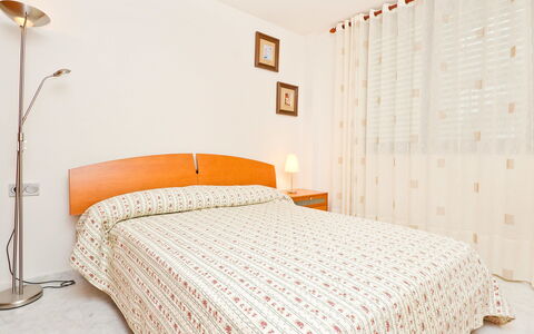 Edificio Nautic: Schlafzimmer, Bett, Bettdecke, Möbel, Bedding, Zimmer, Eigentum, Bettrahmen, Wand, Orange
