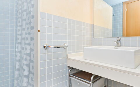 Edificio Nautic: Badezimmer, Fliese, Eigentum, Zimmer, Zapfhahn, Wand, Interior Design, Die Architektur, Fussboden, Grundeigentum