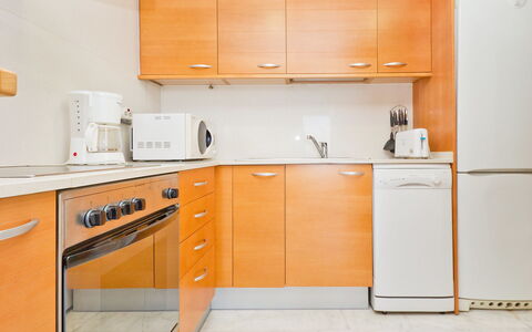 Edificio Nautic: Orange, Cabinetry, Küche, Zimmer, Möbel, Eigentum, Countertop, Major Appliance, Interior Design, Schrank