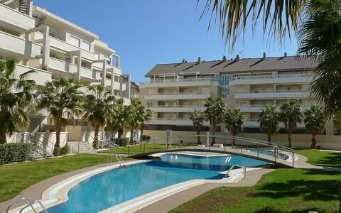 Dénia 170: Wasser, Pflanze, Gebäude, Himmel, Daytime, Fenster, Azurblau, Schwimmbad, Baum, Die Architektur