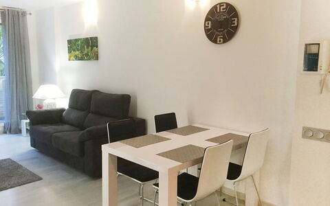 Dénia 170: Zimmer, Eigentum, Möbel, Interior Design, Wohnzimmer, Tabelle, Kaffetisch, Fussboden, Gebäude, Haus