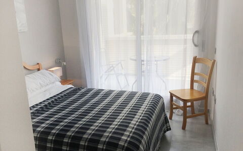Dénia 170: Schlafzimmer, Möbel, Zimmer, Bett, Eigentum, Bettdecke, Bettrahmen, Vorhang, Interior Design, Bedding