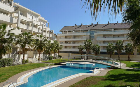Dénia 170: Wasser, Pflanze, Gebäude, Himmel, Daytime, Fenster, Azurblau, Schwimmbad, Baum, Die Architektur