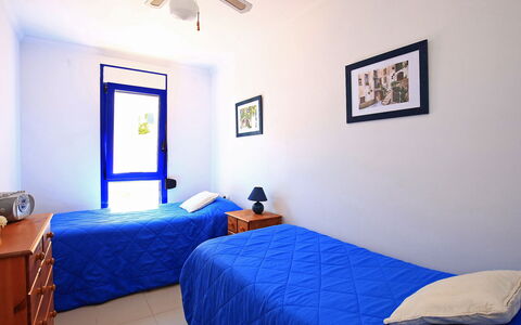 Alma del Sol: Schlafzimmer, Bett, Zimmer, Möbel, Bettdecke, Blau, Bettrahmen, Eigentum, Bedding, Wand