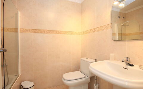 Alma del Sol: Badezimmer, Eigentum, Zimmer, Wand, Interior Design, Fliese, Armatur, Die Architektur, Zapfhahn, Bad Sink