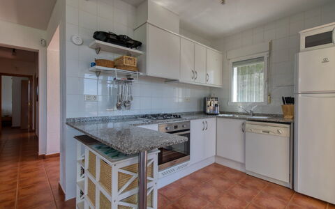 Osa Menor: Eigentum, Countertop, Zimmer, Möbel, Cabinetry, Küche, Gebäude, Fussboden, Interior Design, Haus