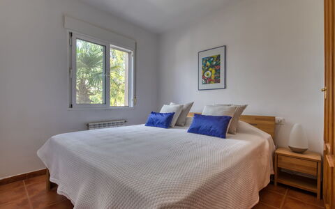 Osa Menor: Schlafzimmer, Bett, Möbel, Zimmer, Eigentum, Bettdecke, Fussboden, Bettrahmen, Bedding, Wand