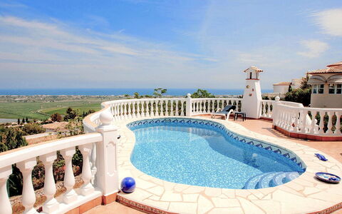 Villa Ma-Nita: Schwimmbad, Eigentum, Urlaub, Gebäude, Azurblau, Grundeigentum, Resort, Estate, Jacuzzi, Villa