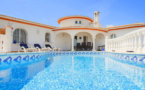Villa Ma-Nita: Wasser, Himmel, Eigentum, Schwimmbad, Azurblau, Aqua, Freizeit, Grundeigentum