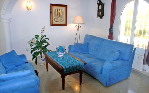 Villa Ma-Nita: Zimmer, Möbel, Eigentum, Blau, Wohnzimmer, Majorelle Blue, Interior Design, Fussboden, Gebäude, Türkis
