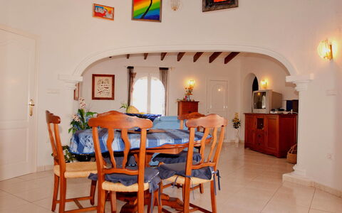 Villa Ma-Nita: Zimmer, Eigentum, Gebäude, Interior Design, Möbel, Haus, Grundeigentum, Esszimmer, Tabelle, Decke