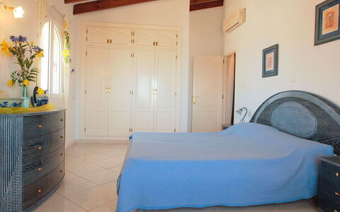 Villa Ma-Nita: Schlafzimmer, Zimmer, Möbel, Eigentum, Bett, Bettdecke, Blau, Bedding, Matratze, Gebäude