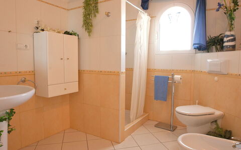 Villa Ma-Nita: Badezimmer, Eigentum, Zimmer, Fliese, Armatur, Die Architektur, Grundeigentum, Toilette, Interior Design, Fussboden
