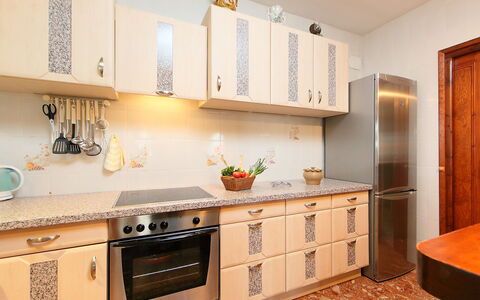 Jara: Countertop, Zimmer, Möbel, Cabinetry, Eigentum, Küche, Interior Design, Fliese, Gebäude, Fussboden