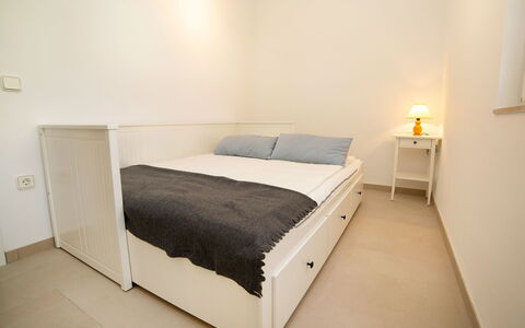 Jara: Schlafzimmer, Bett, Möbel, Zimmer, Eigentum, Fussboden, Bettrahmen, Bettdecke, Wand, Interior Design
