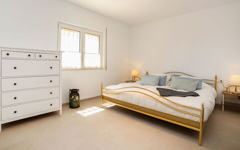 Jara: Schlafzimmer, Bett, Möbel, Zimmer, Bettdecke, Eigentum, Bettrahmen, Fussboden, Bedding, Matratze
