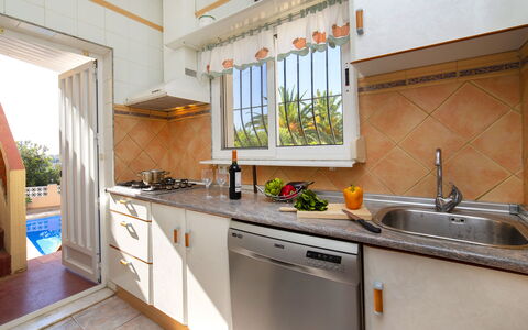 Meluca: Zapfhahn, Spüle, Sinken, Cabinetry, Countertop, Pflanze, Küche, Herd, Gebäude, Holz