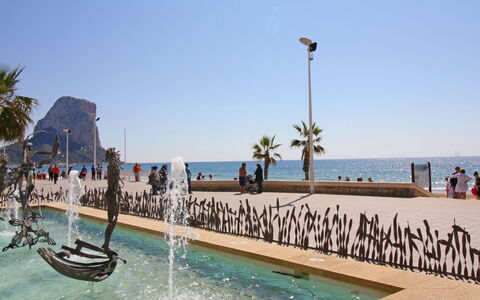 Calpe Calp 178: Wasser, Gebäude, Himmel, Daytime, Eigentum, Schwimmbad, Azurblau, Fenster, Tower Block, Pflanze