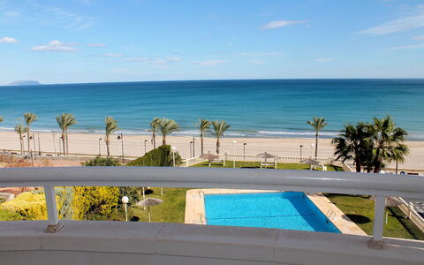 Urbaeuropa: Eigentum, Urlaub, Resort, Azurblau, Ozean, Schwimmbad, Meer, Ufer, Himmel, Grundeigentum