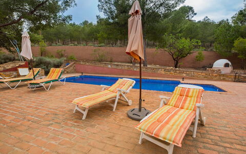 De la Cruz: Eigentum, Gartenmöbel, Möbel, Sonnenliege, Freizeit, Urlaub, Tabelle, Resort, Zimmer, Terrasse