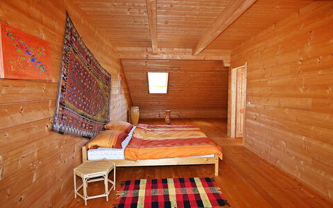 Haus Fries: Zimmer, Hartholz, Dachboden, Fussboden, Holz, Holzboden, Möbel, Holzbeize, Interior Design, Blockhaus