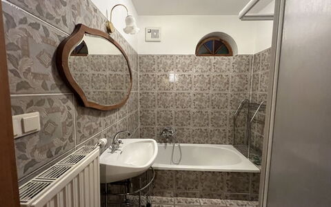 Aggsbach Markt 10: Armatur, Flooring, Badezimmer, Interior Design, Fussboden, Sinken, Zapfhahn, Bad Sink, Installation, Zimmer