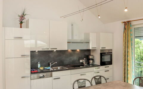 Bammer: Cabinetry, Zapfhahn, Countertop, Sinken, Küche, Herd, Interior Design, Spüle, Gebäude, Holz