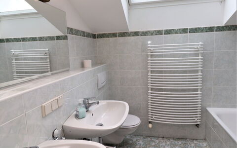 Bammer: Zapfhahn, Armatur, Eigentum, Sinken, Bad Sink, Spiegel, Gebäude, Badezimmer, Interior Design, Beleuchtung