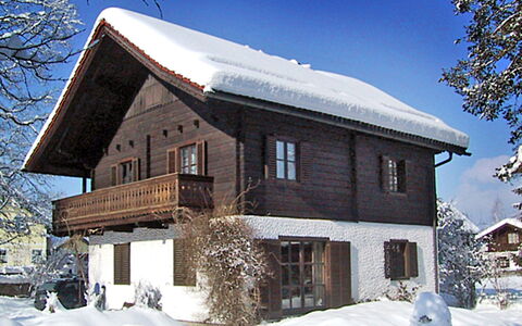Weissenbach: Schnee, Himmel, Gebäude, Fenster, Baum, Haus, Hütte, Abstellgleis, Grundeigentum, Fassade