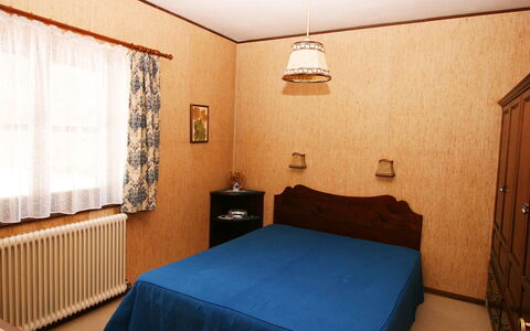 Sankt Wolfgang im Salzkammergut 50: Zimmer, Bett, Schlafzimmer, Möbel, Eigentum, Interior Design, Bettdecke, Bettrahmen, Decke, Wand