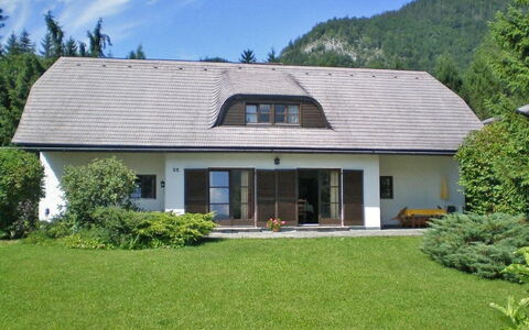 Sankt Wolfgang im Salzkammergut 50: Pflanze, Gebäude, Himmel, Eigentum, Fenster, Wolke, Baum, Haus, Grundstueck, Natürliche Landschaft