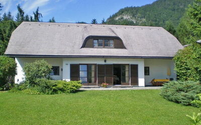 Sankt Wolfgang im Salzkammergut 50: Pflanze, Gebäude, Himmel, Eigentum, Fenster, Wolke, Baum, Haus, Grundstueck, Natürliche Landschaft