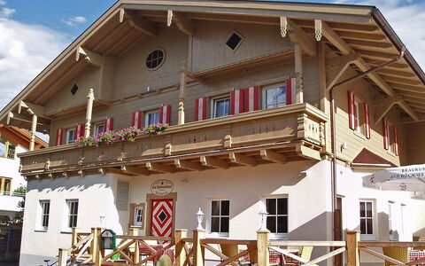 Altenmarkt im Pongau 300: Gebäude, Himmel, Fenster, Wolke, Haus, Die Architektur, Holz, Hütte, Abstellgleis, Wohngebiet
