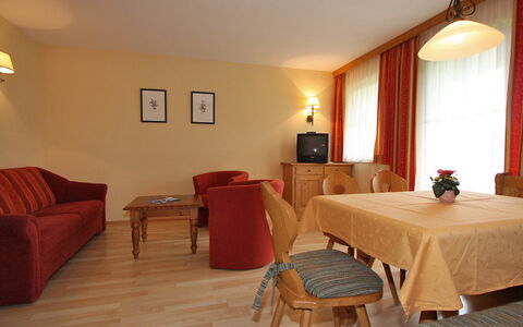 Altenmarkt im Pongau 300: Zimmer, Möbel, Eigentum, Interior Design, Fussboden, Gebäude, Tabelle, Suite, Haus, Grundeigentum