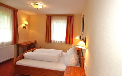 Hofresidenz 300.1: Schlafzimmer, Bett, Zimmer, Möbel, Eigentum, Bettdecke, Bettrahmen, Matratze, Interior Design, Bedding